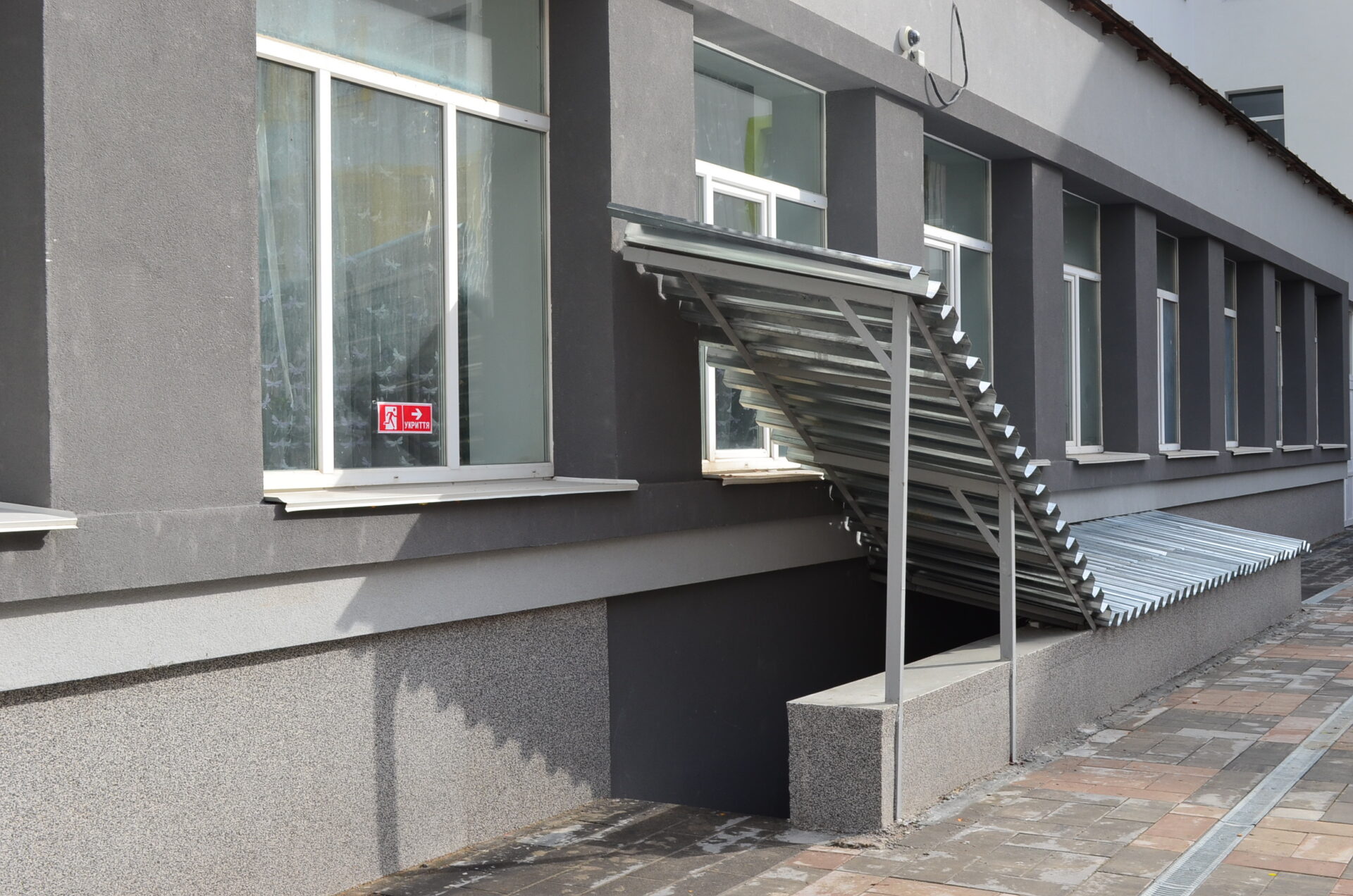 Arrangement of a shelter at Gymnasium №179 in Kyiv.
Kyiv